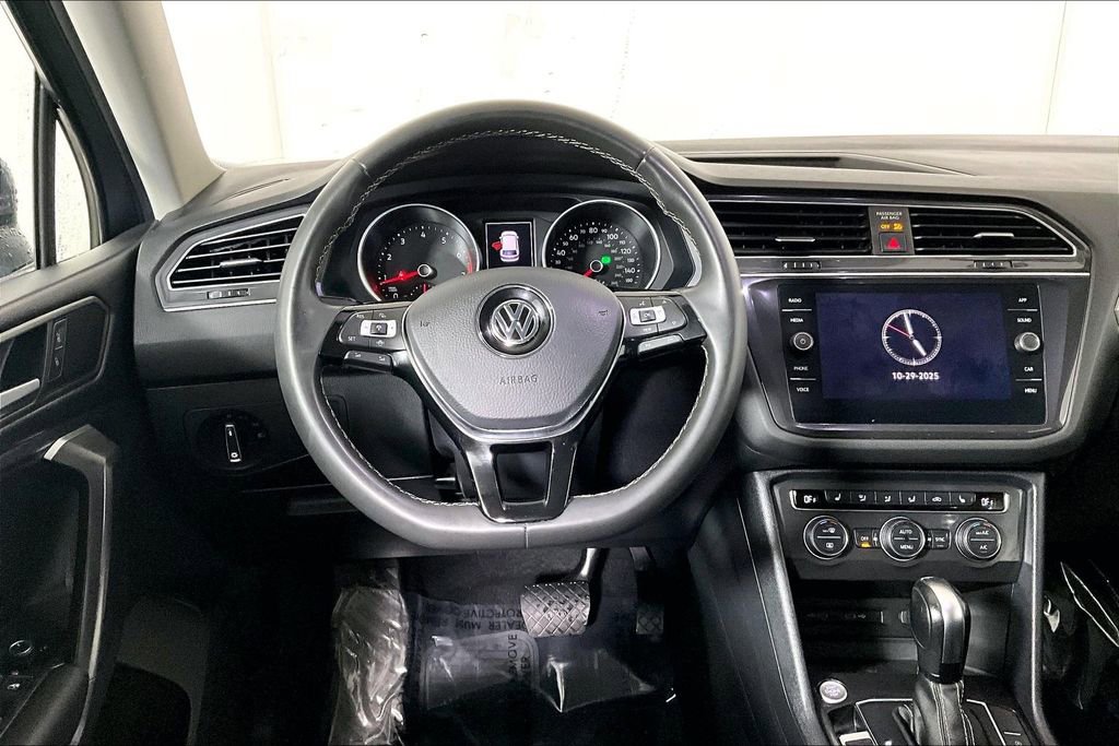 Used 2021 Volkswagen Tiguan SE w/ Panoramic Sunroof Package image 5