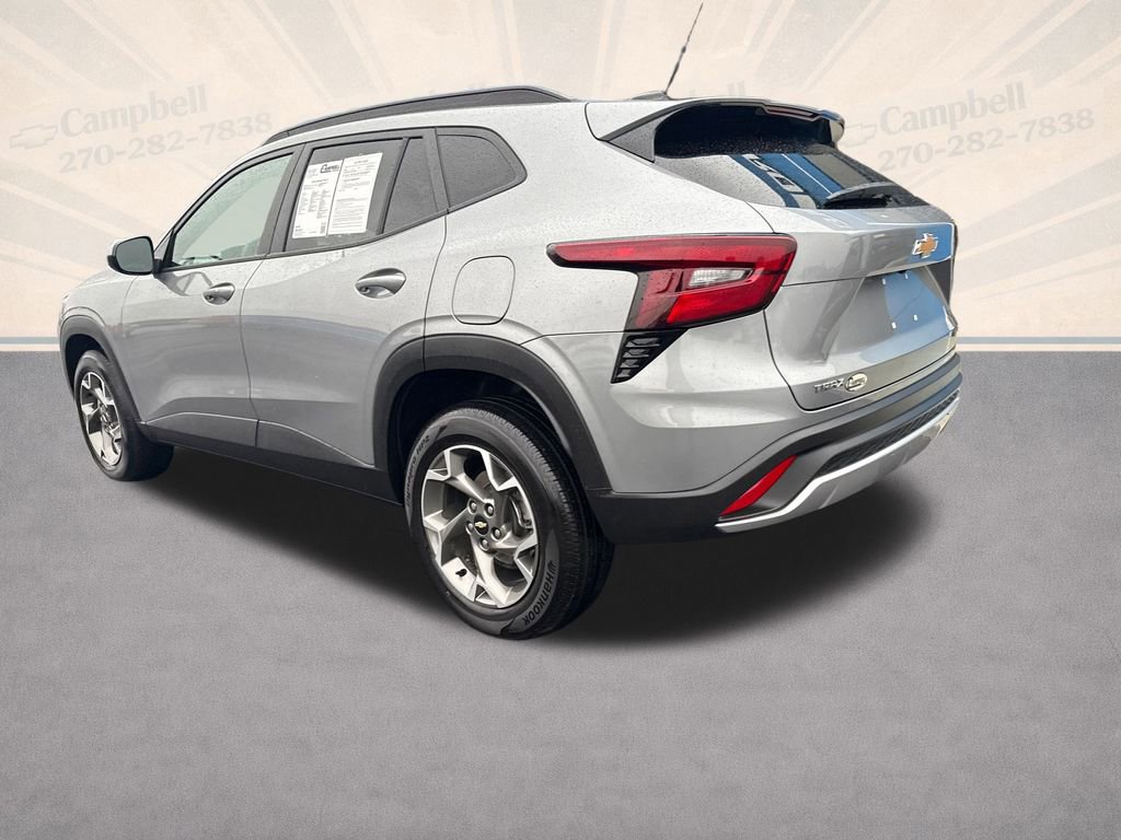 Used 2025 Chevrolet Trax LT w/ LT Convenience Package image 3