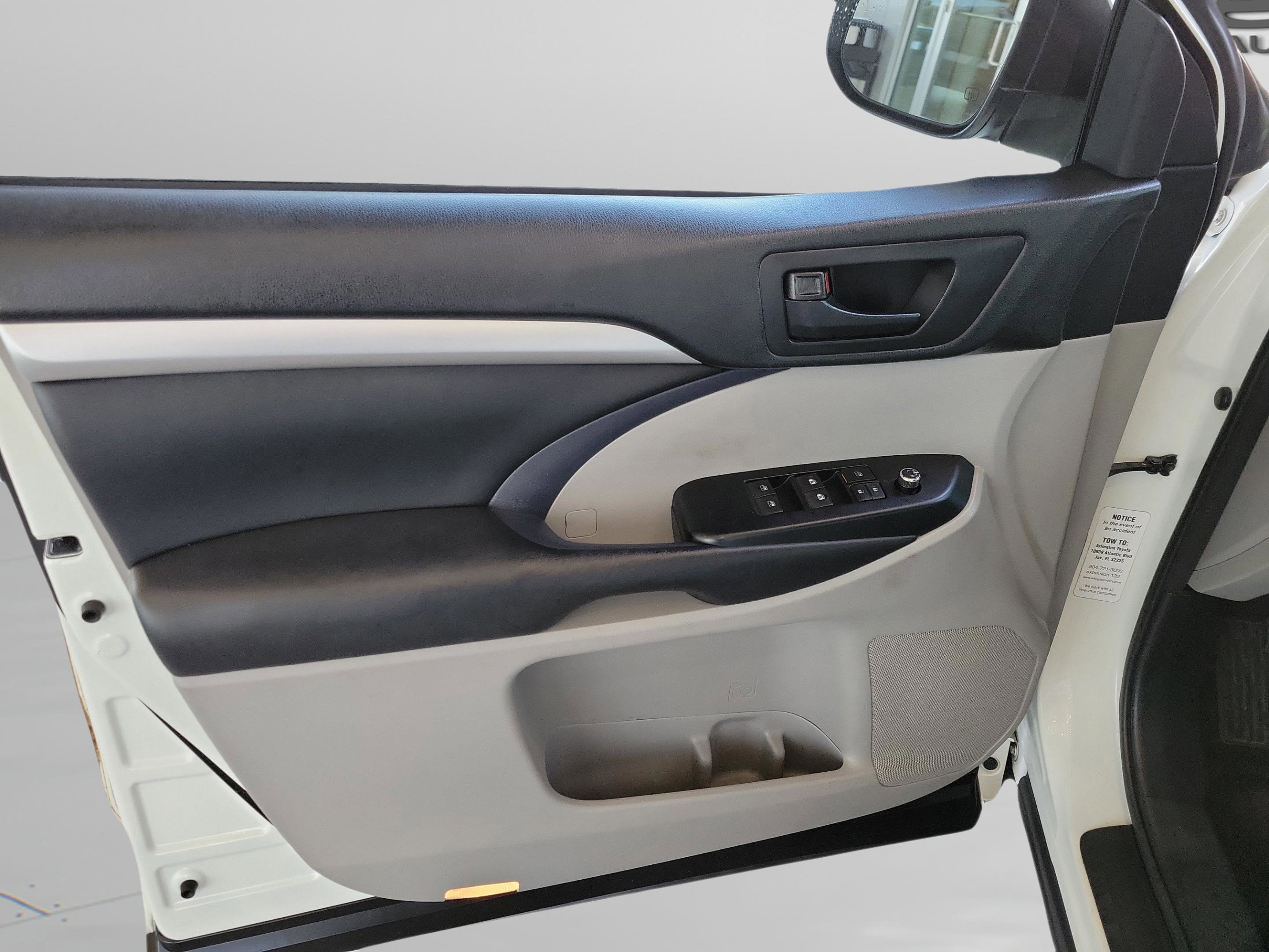 Used 2018 Toyota Highlander LE image 27