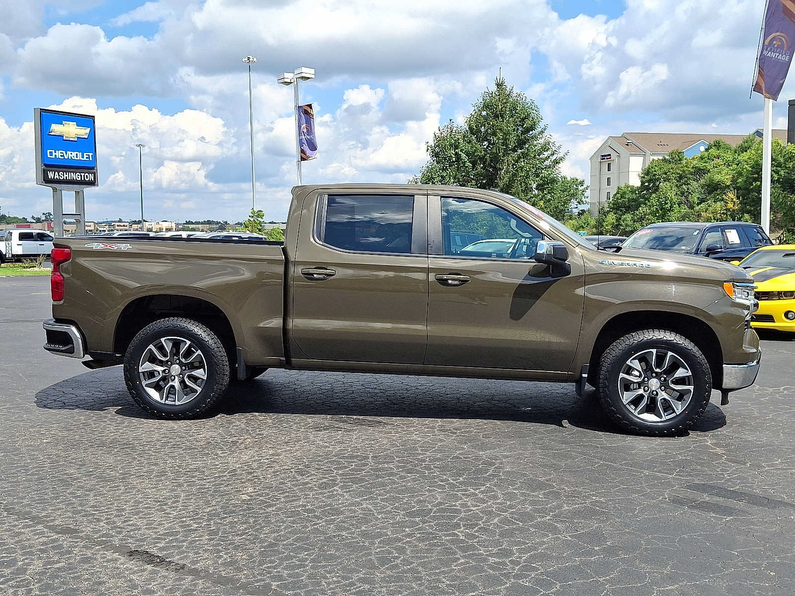 Used 2023 Chevrolet Silverado 1500 LT AWD/4WD image 7