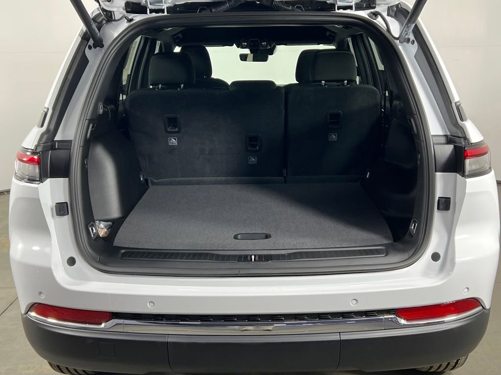 New 2025 Jeep Grand Cherokee Laredo w/ Luxury Tech Group I image 18