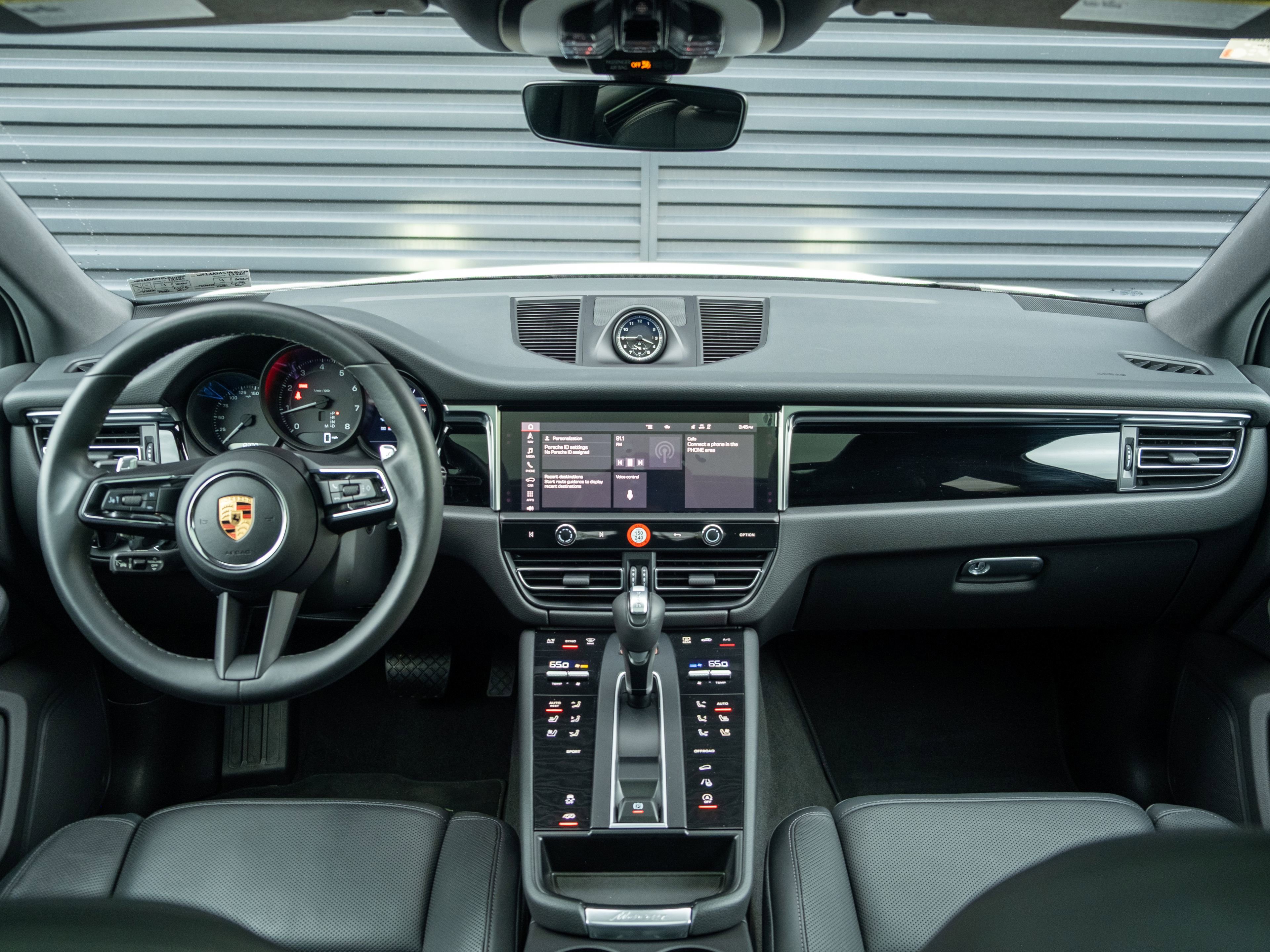 Certified 2023 Porsche Macan AWD/4WD image 17