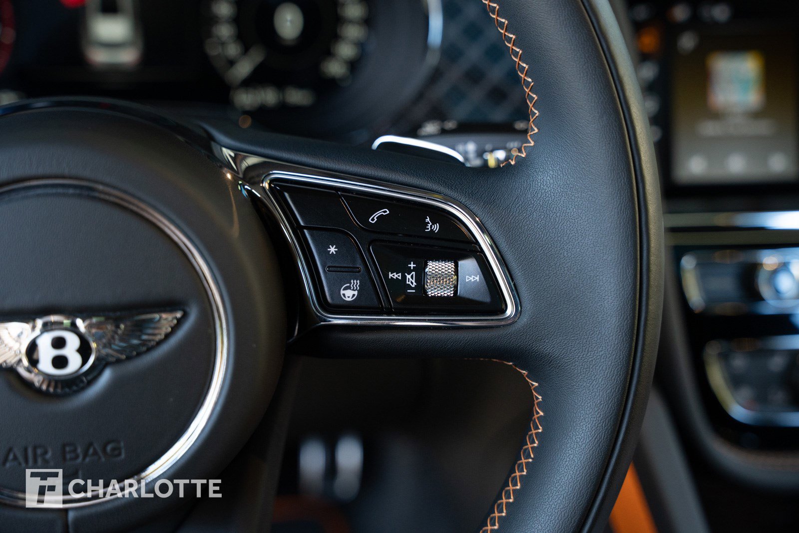 Used 2025 Bentley Bentayga image 25