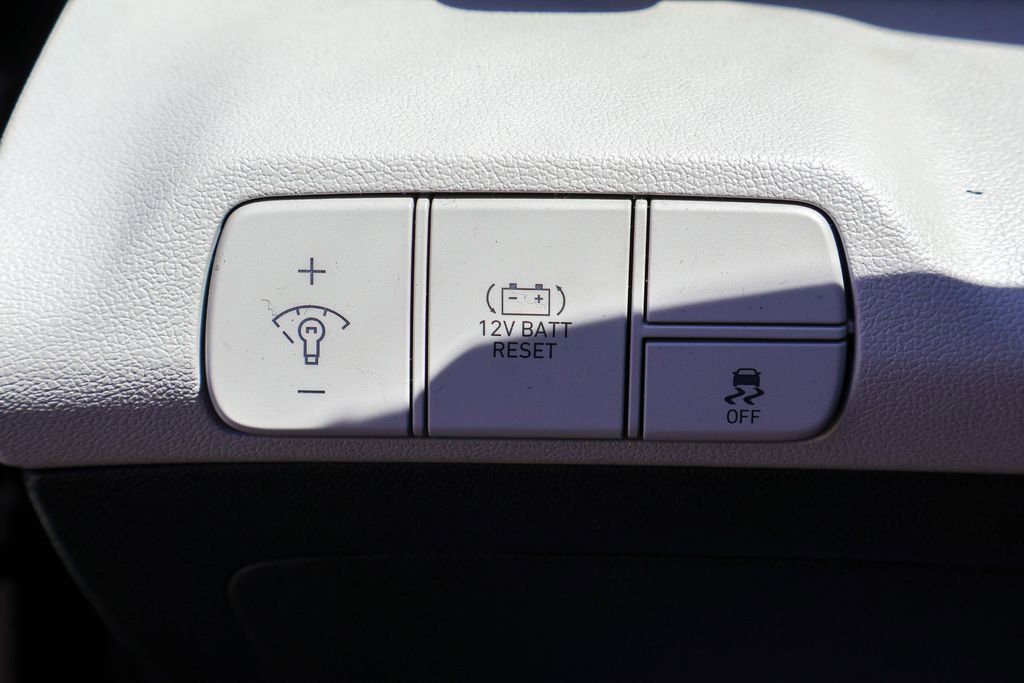 Used 2024 Hyundai Elantra Limited image 19