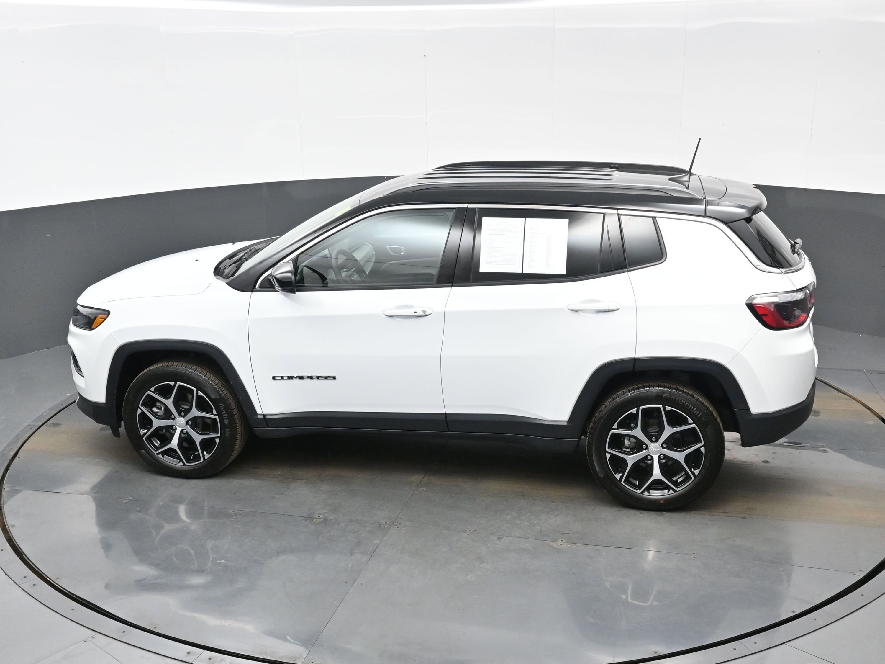 Used 2024 Jeep Compass Limited image 35