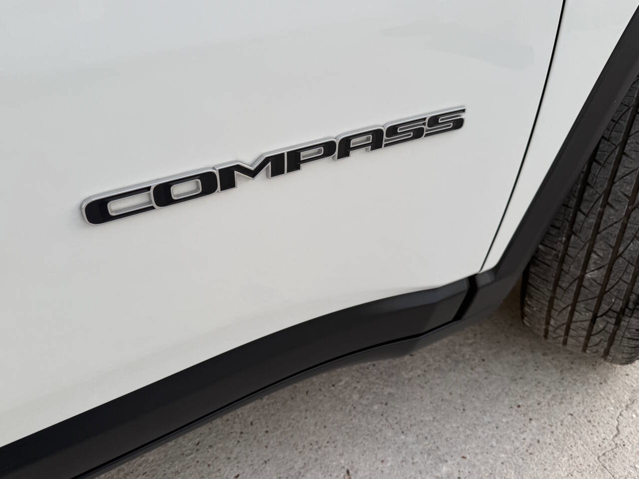 Used 2024 Jeep Compass Latitude image 28