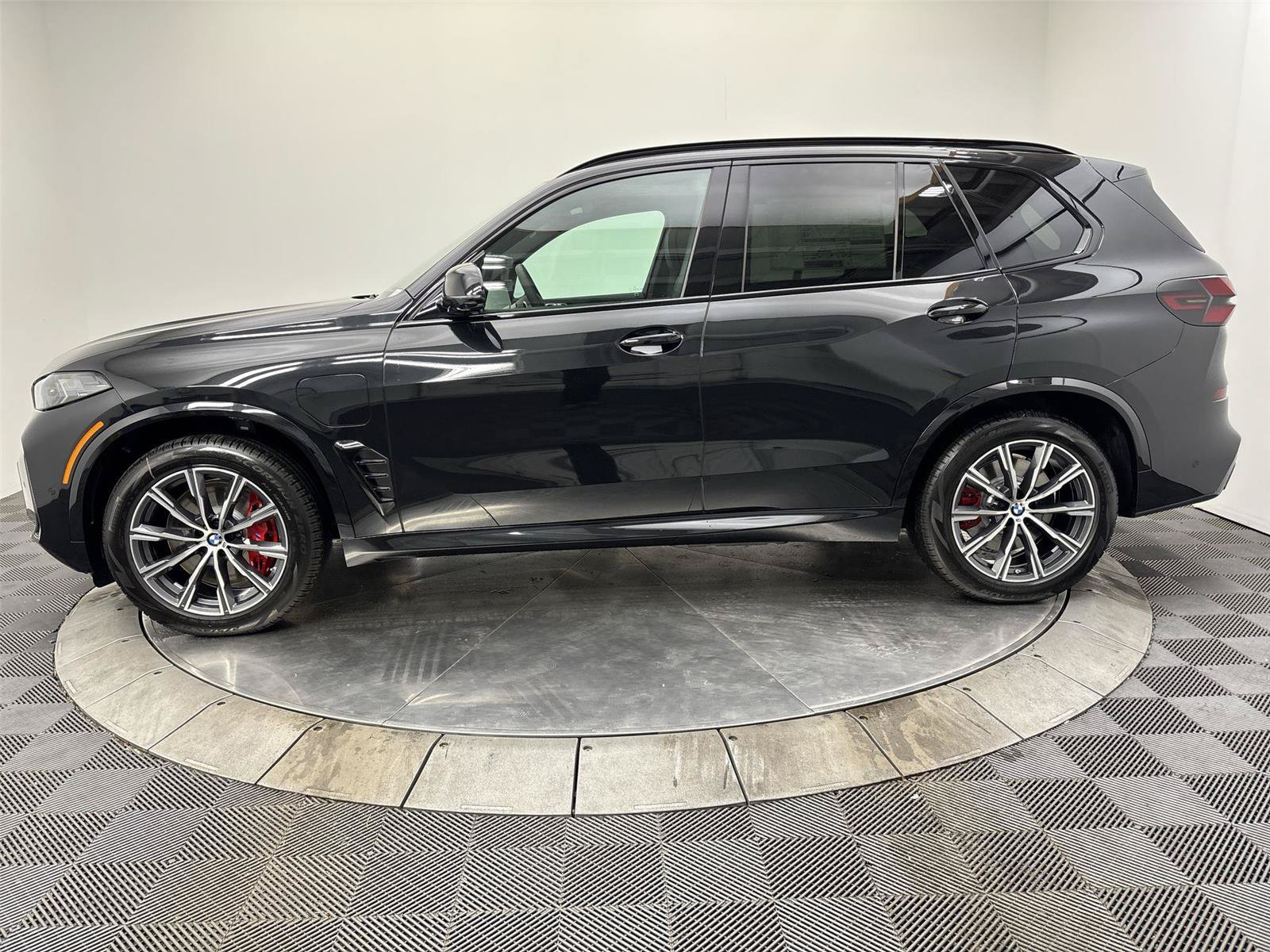 New 2026 BMW X5 xDrive50e w/ M Sport Package AWD/4WD image 16