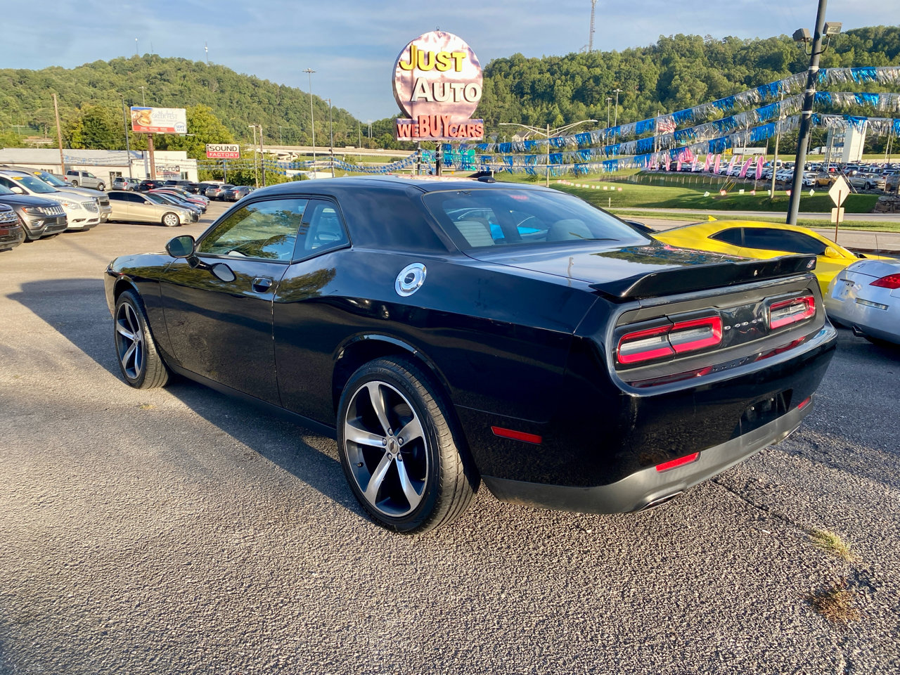 Used 2019 Dodge Challenger SXT image 6