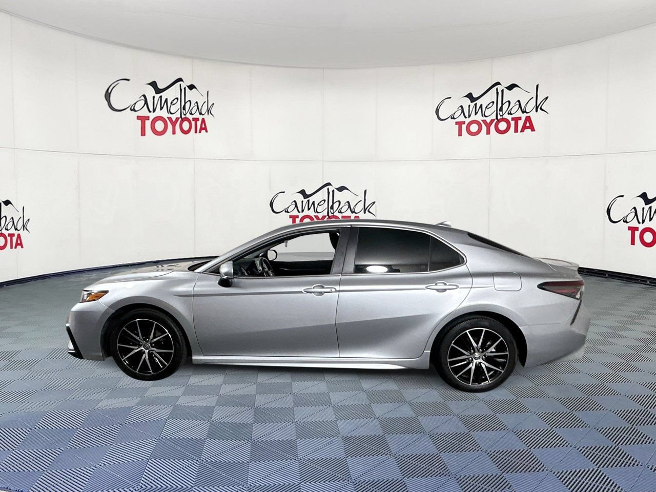 Used 2024 Toyota Camry SE FWD image 5
