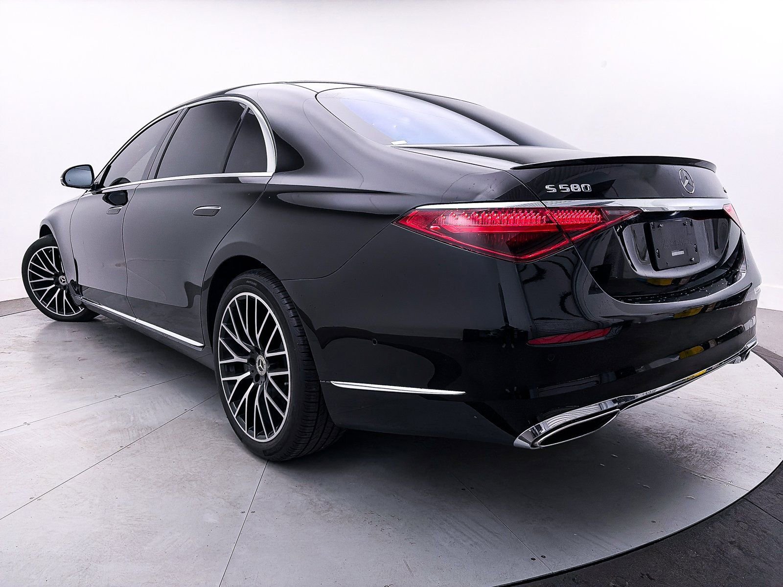 Used 2024 Mercedes-Benz S 580 4MATIC Sedan image 2