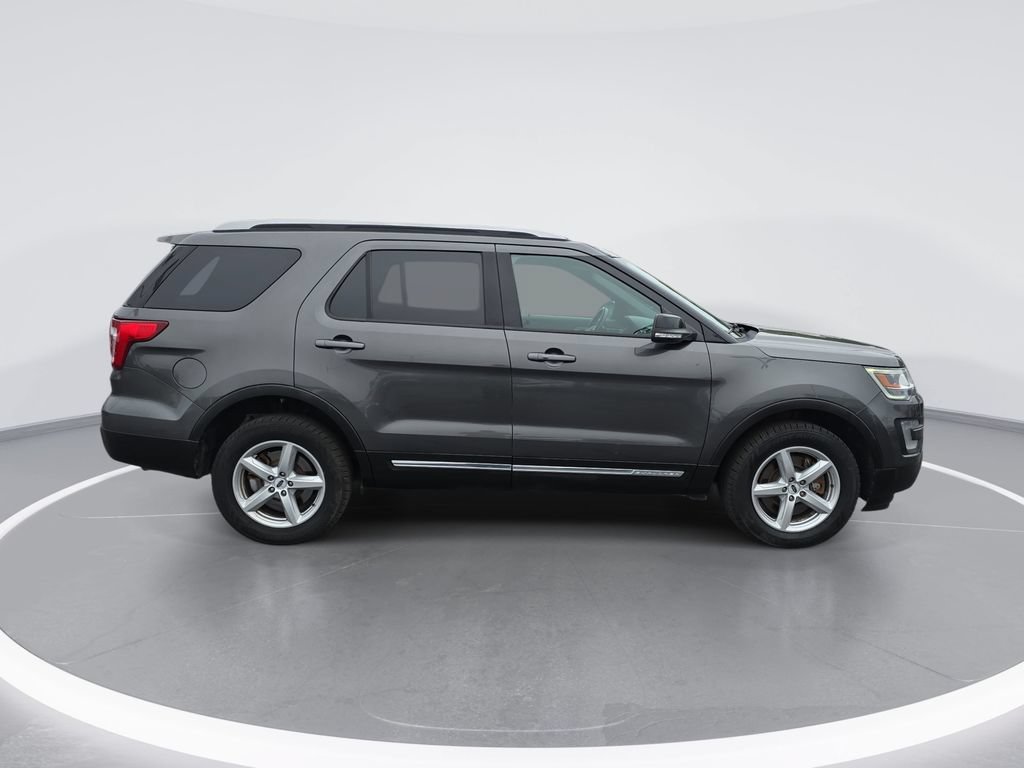 Used 2017 Ford Explorer XLT w/ Equipment Group 202A AWD/4WD image 2