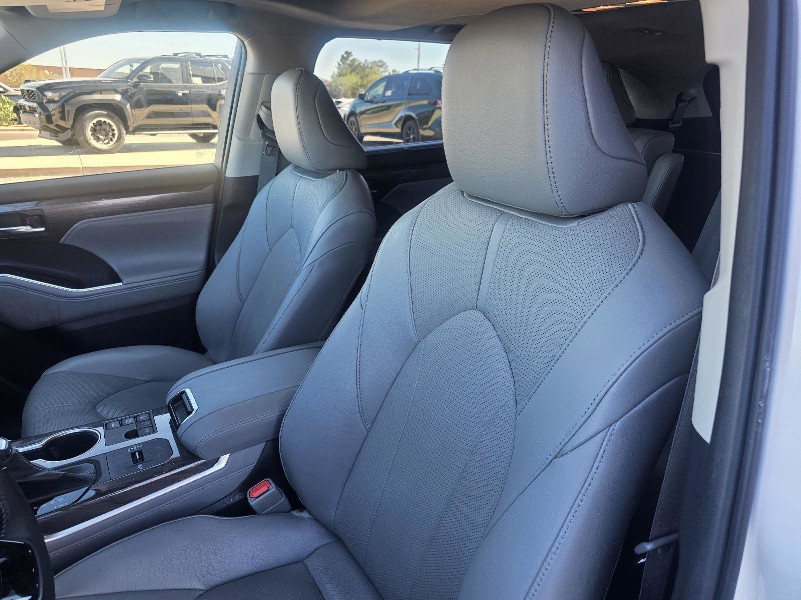 Used 2023 Toyota Highlander Limited image 19