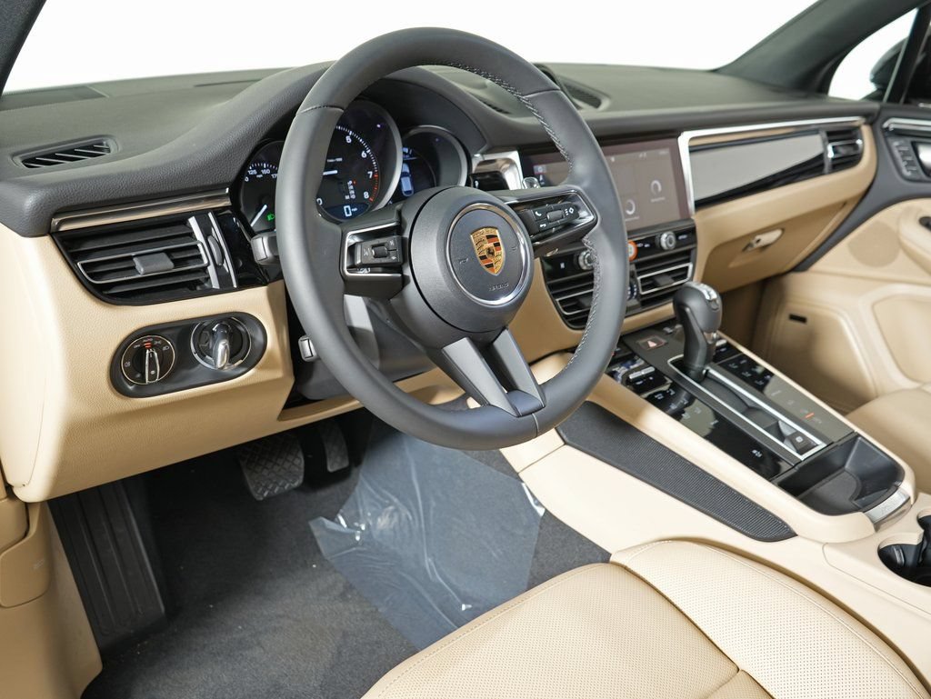 Certified 2026 Porsche Macan AWD/4WD image 4