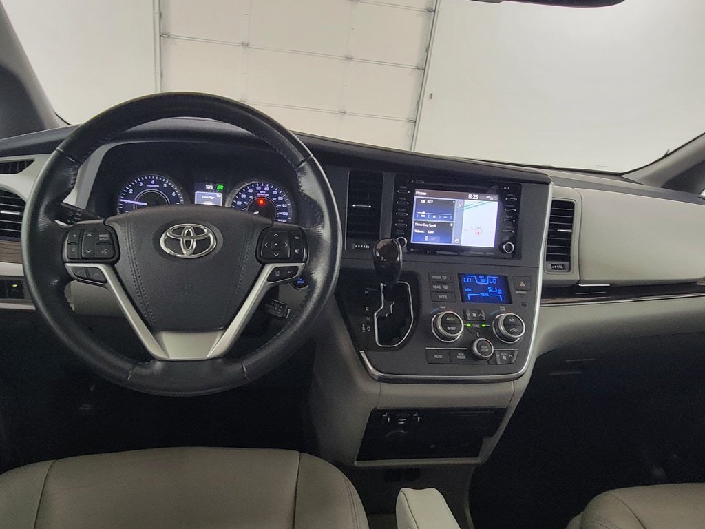 Used 2019 Toyota Sienna XLE Premium FWD image 12