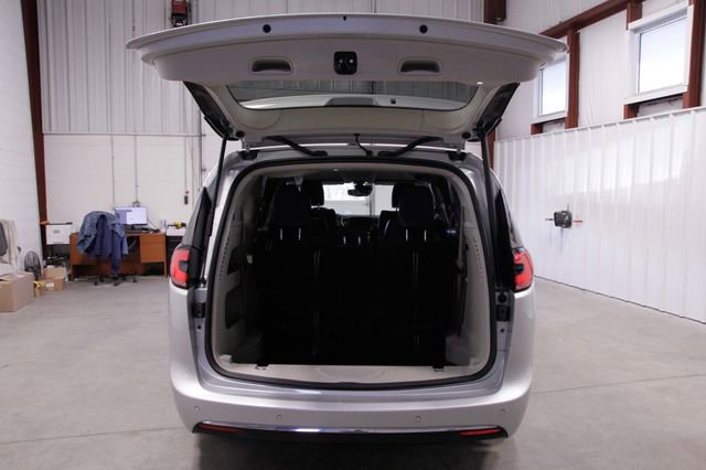 Used 2024 Chrysler Pacifica Touring-L image 22