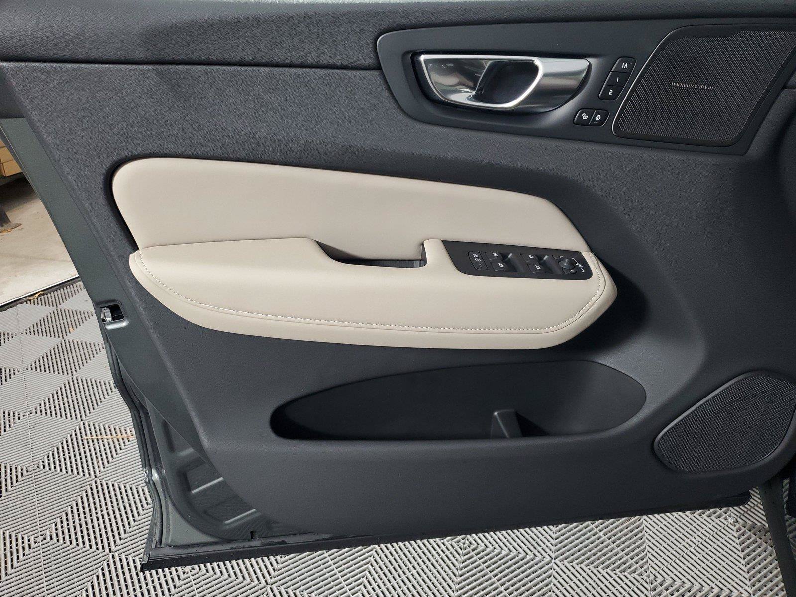 New 2027 Volvo XC60 B5 Plus AWD/4WD image 19