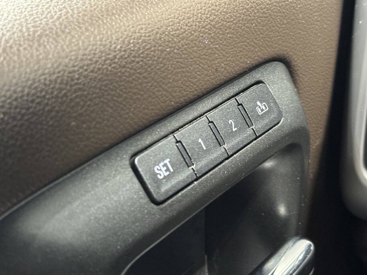 Used 2015 GMC Sierra 1500 SLT w/ SLT Preferred Package AWD/4WD image 27