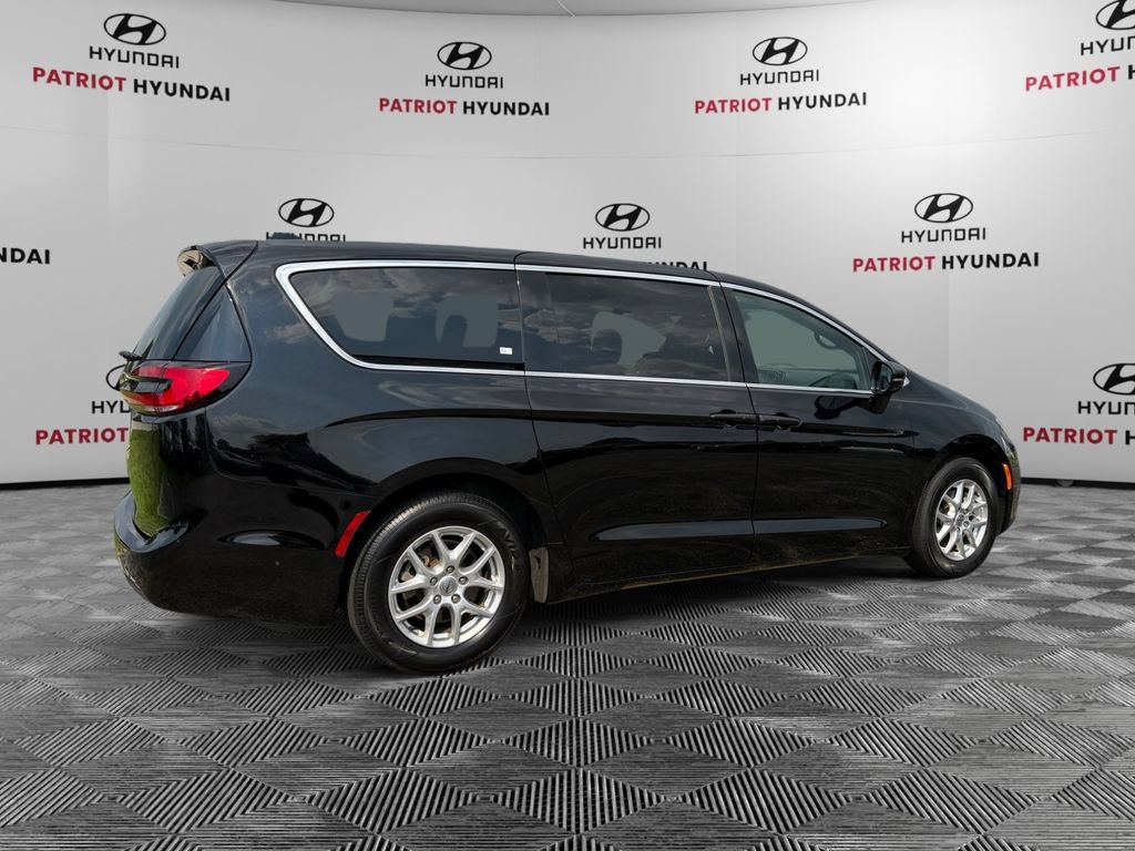 Used 2025 Chrysler Pacifica Select FWD image 3