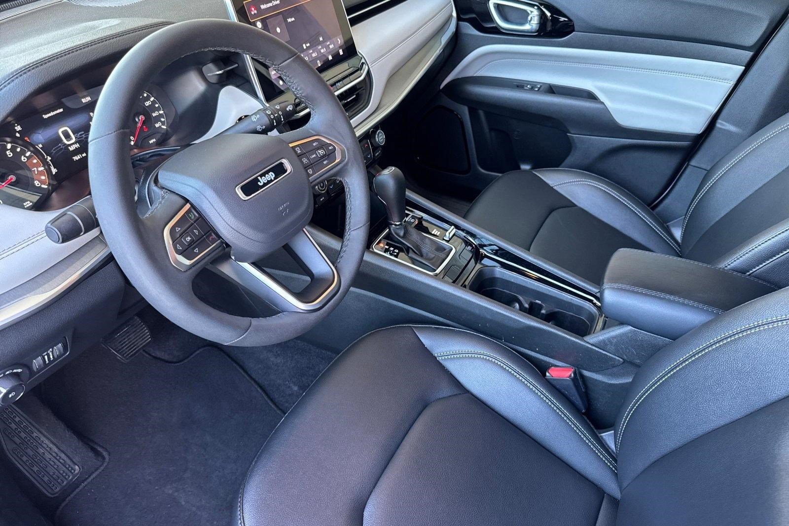 Used 2025 Jeep Compass Limited image 4