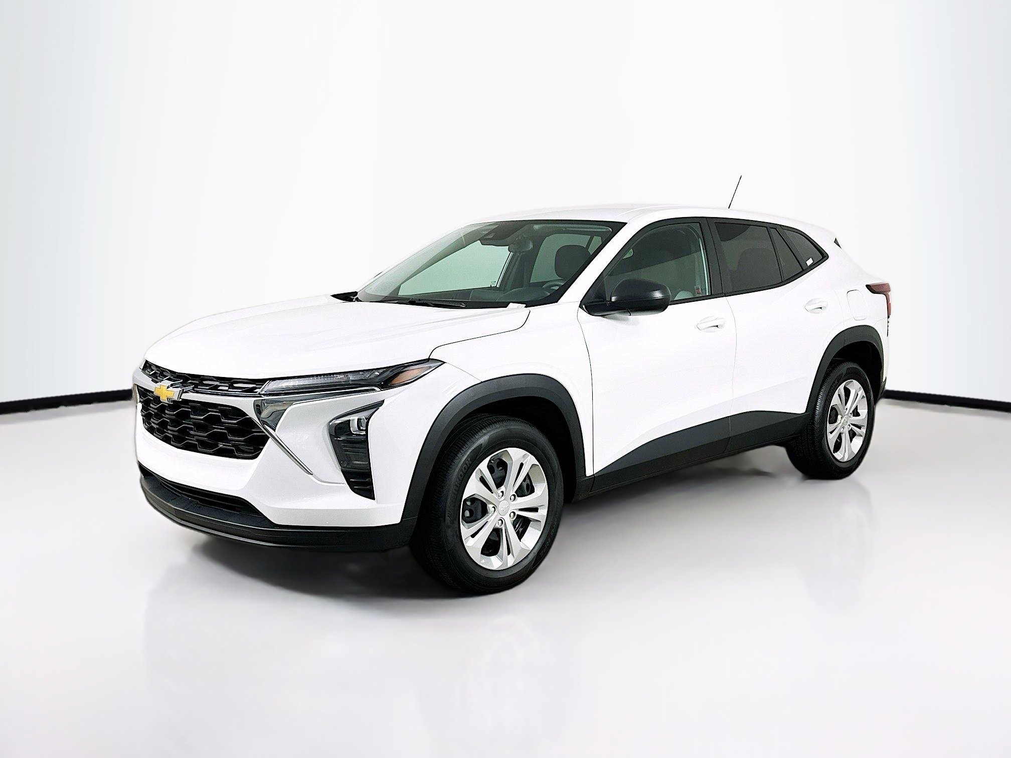 Used 2025 Chevrolet Trax LS image 3