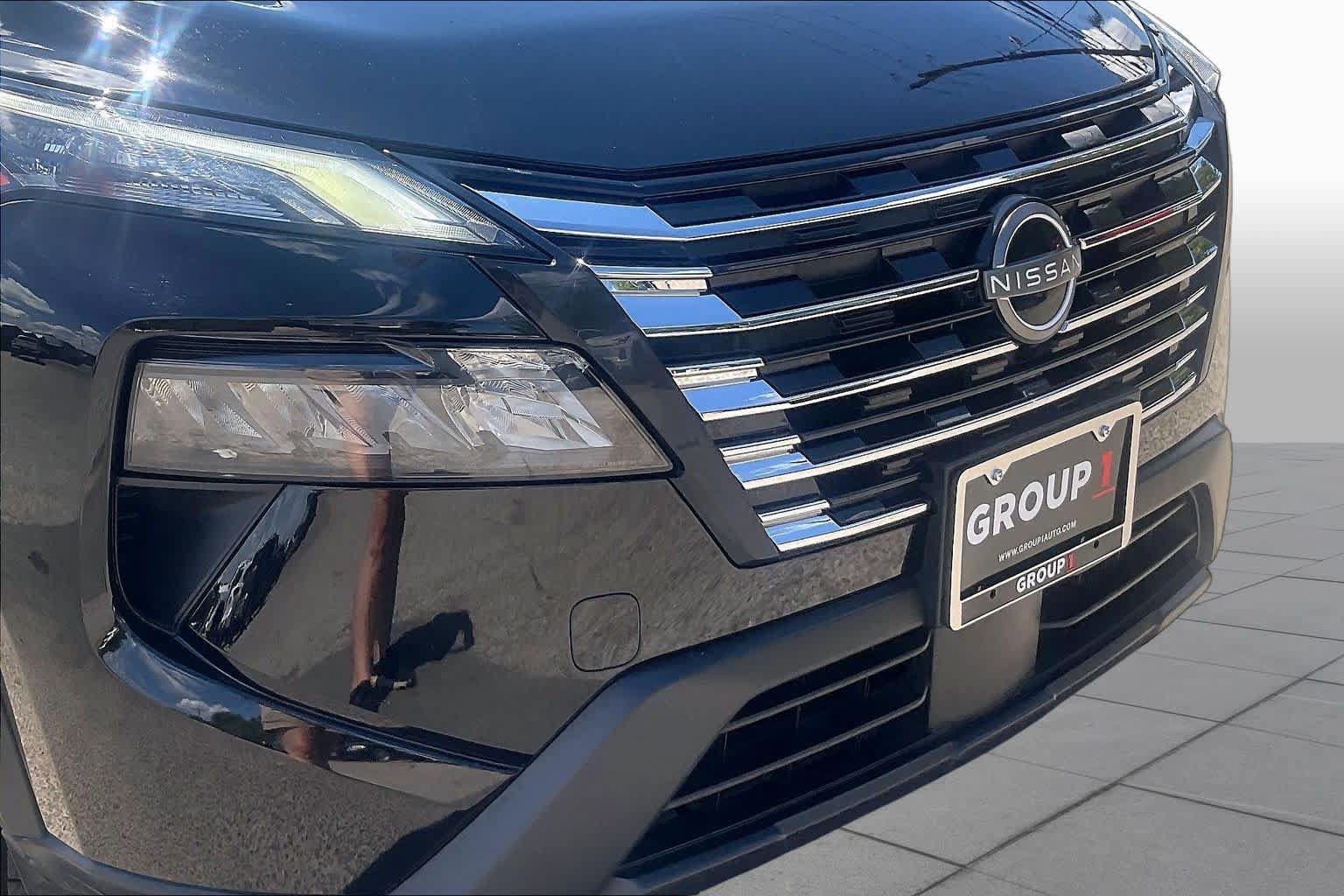 Used 2025 Nissan Rogue SV FWD image 29