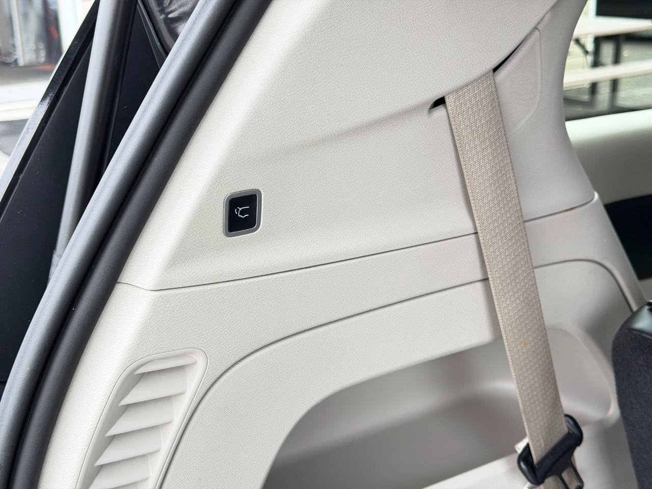 Used 2023 Chrysler Pacifica Touring-L FWD image 38