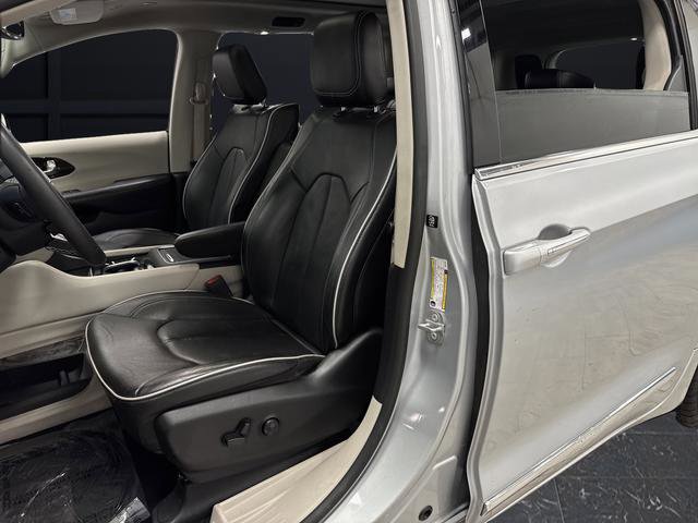 Used 2023 Chrysler Pacifica Limited w/ Uconnect Theater Family Group image 4