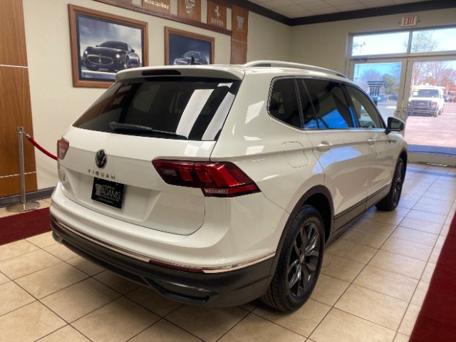 Used 2023 Volkswagen Tiguan SE w/ Panoramic Sunroof Package FWD image 5