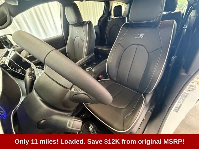 Used 2025 Chrysler Pacifica Limited FWD image 5
