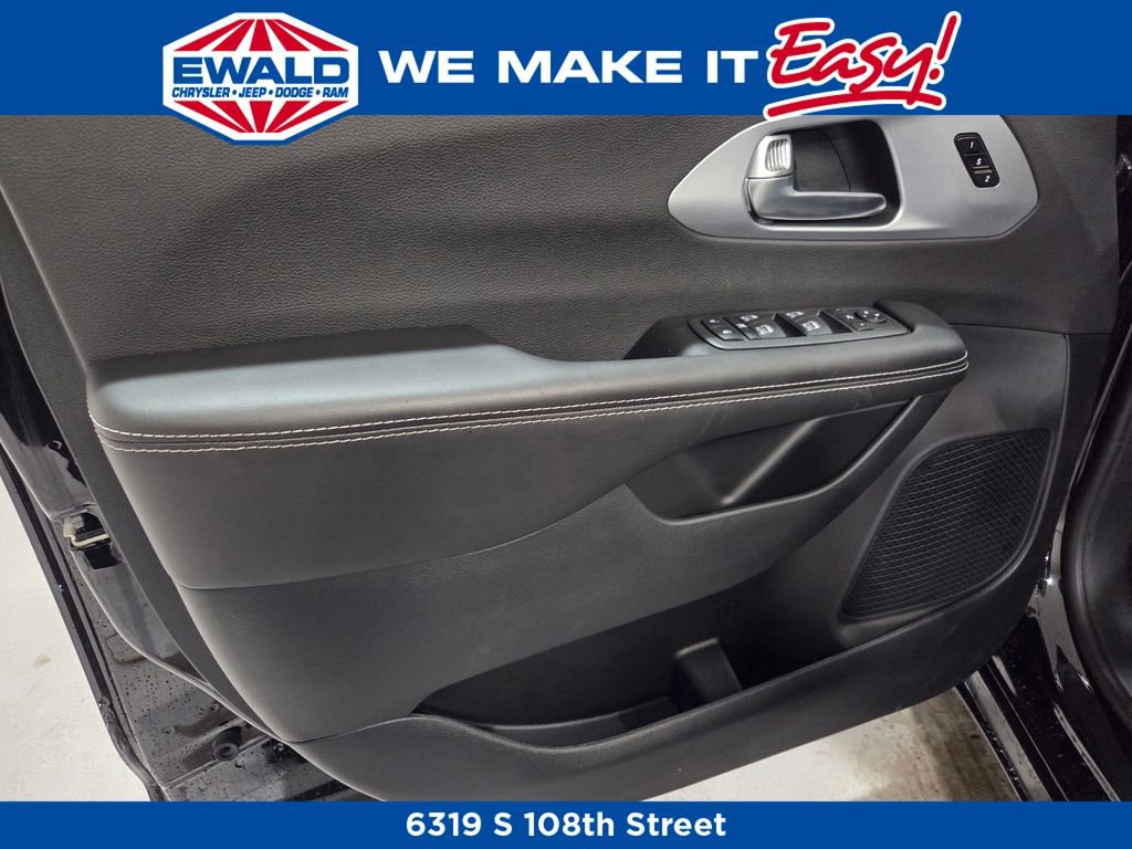 New 2026 Chrysler Pacifica Limited w/ S Appearance Package image 12