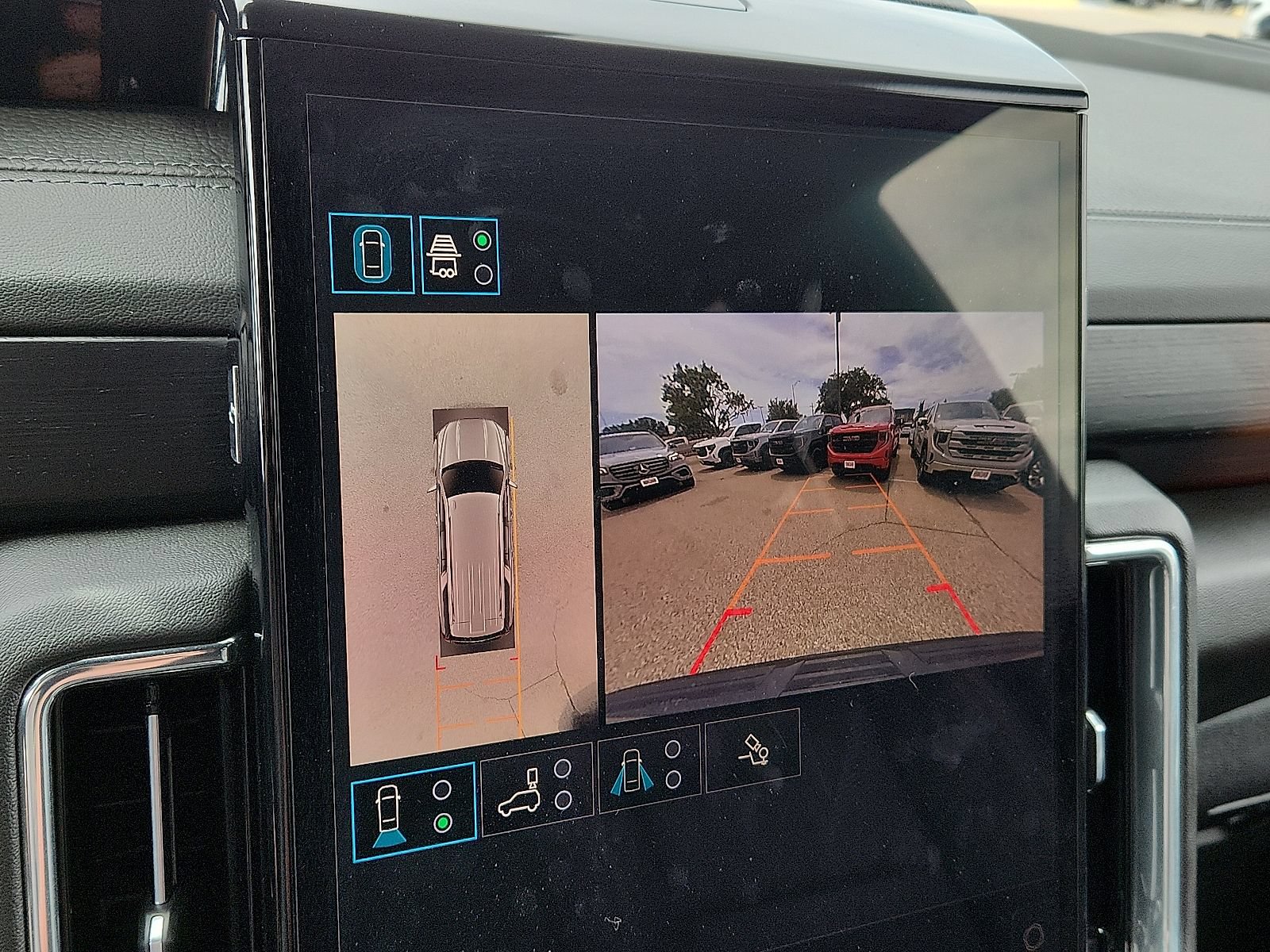 Used 2025 GMC Yukon XL Denali AWD/4WD image 18