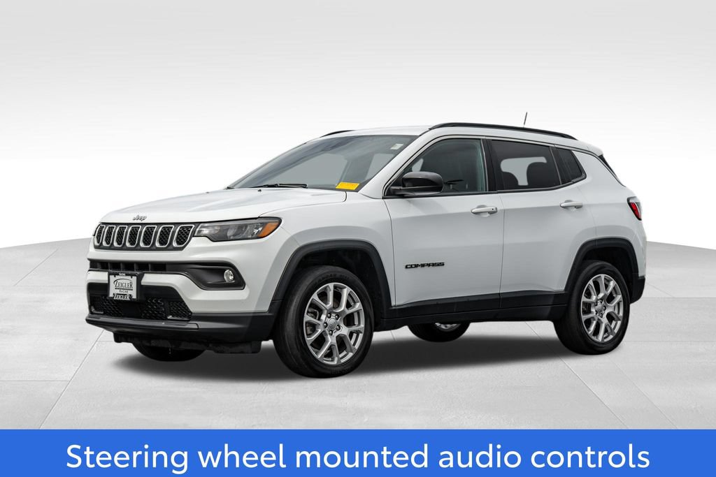 Used 2023 Jeep Compass Latitude AWD/4WD image 3