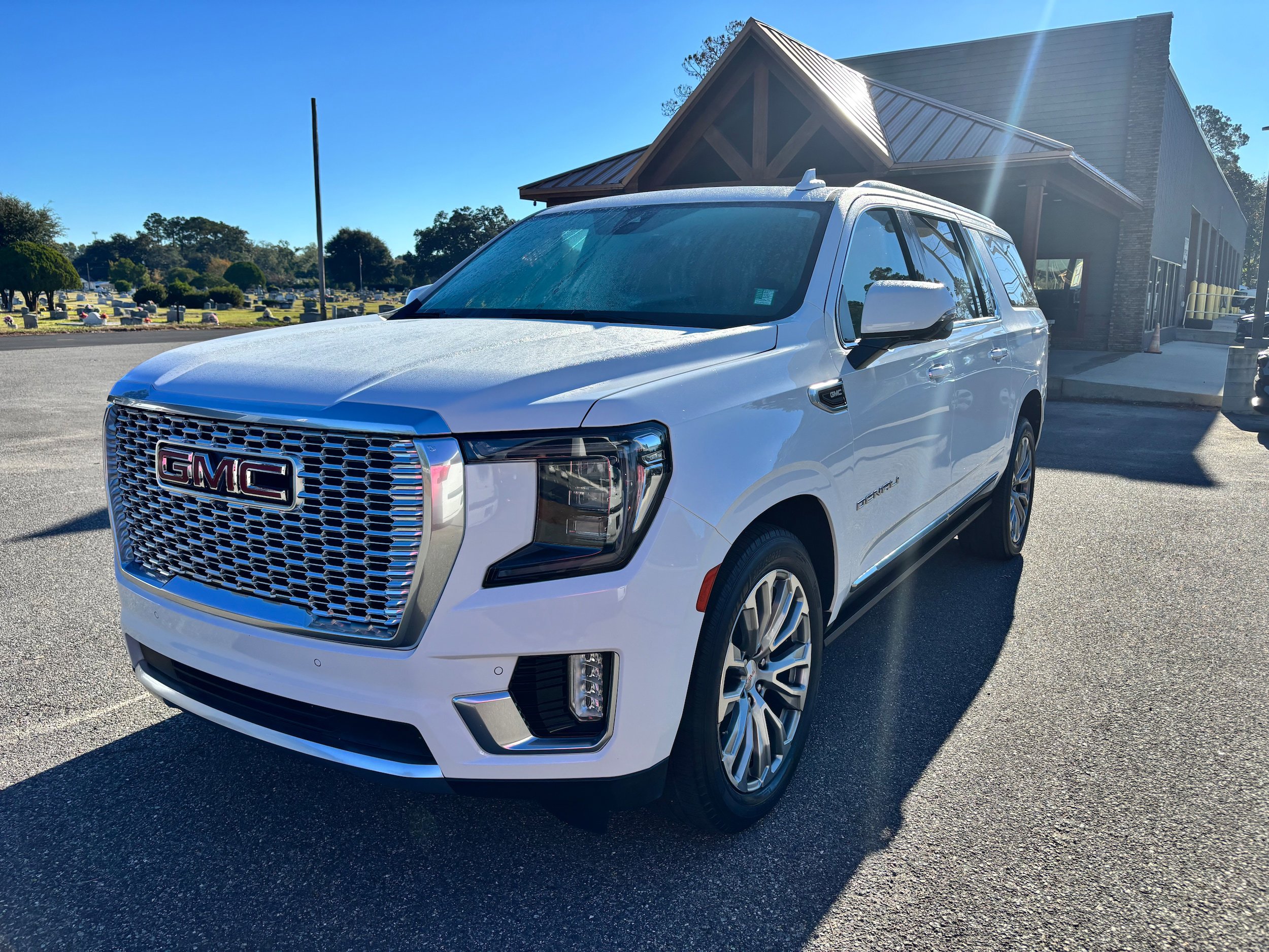 Used 2021 GMC Yukon XL Denali w/ Denali Premium Package image 1