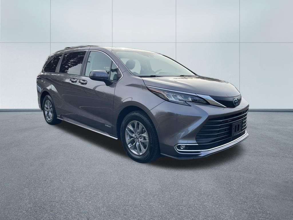 Used 2021 Toyota Sienna XLE image 4