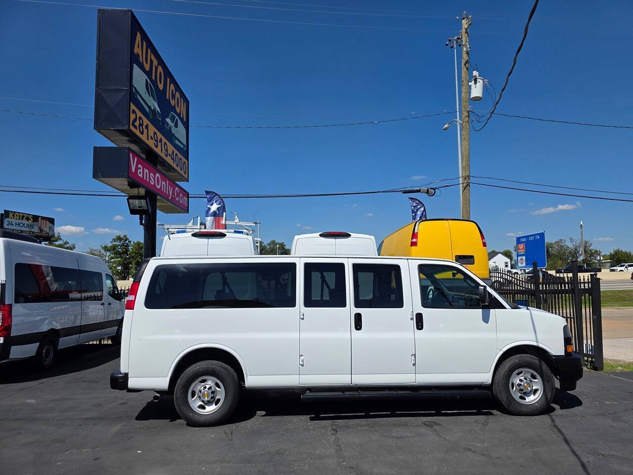 Used 2022 Chevrolet Express 3500 LS RWD image 3