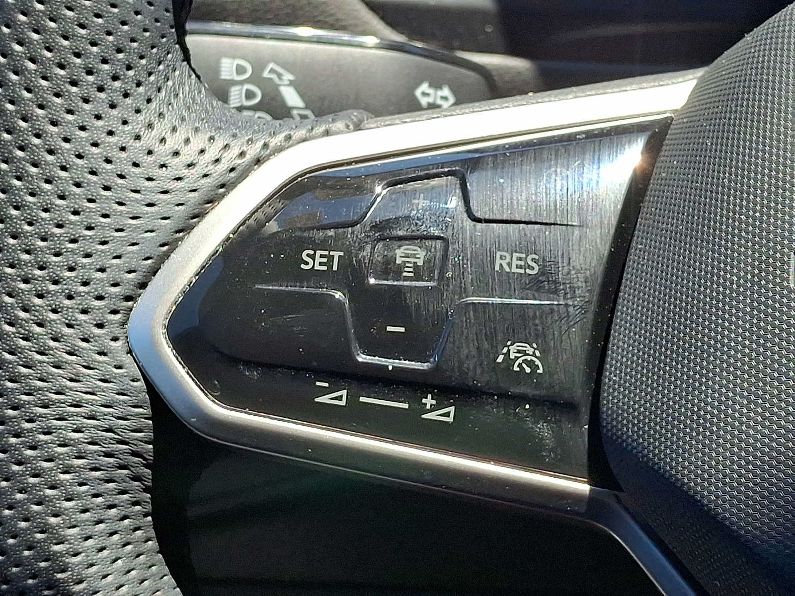 Used 2022 Volkswagen Tiguan SE R-Line AWD/4WD image 21