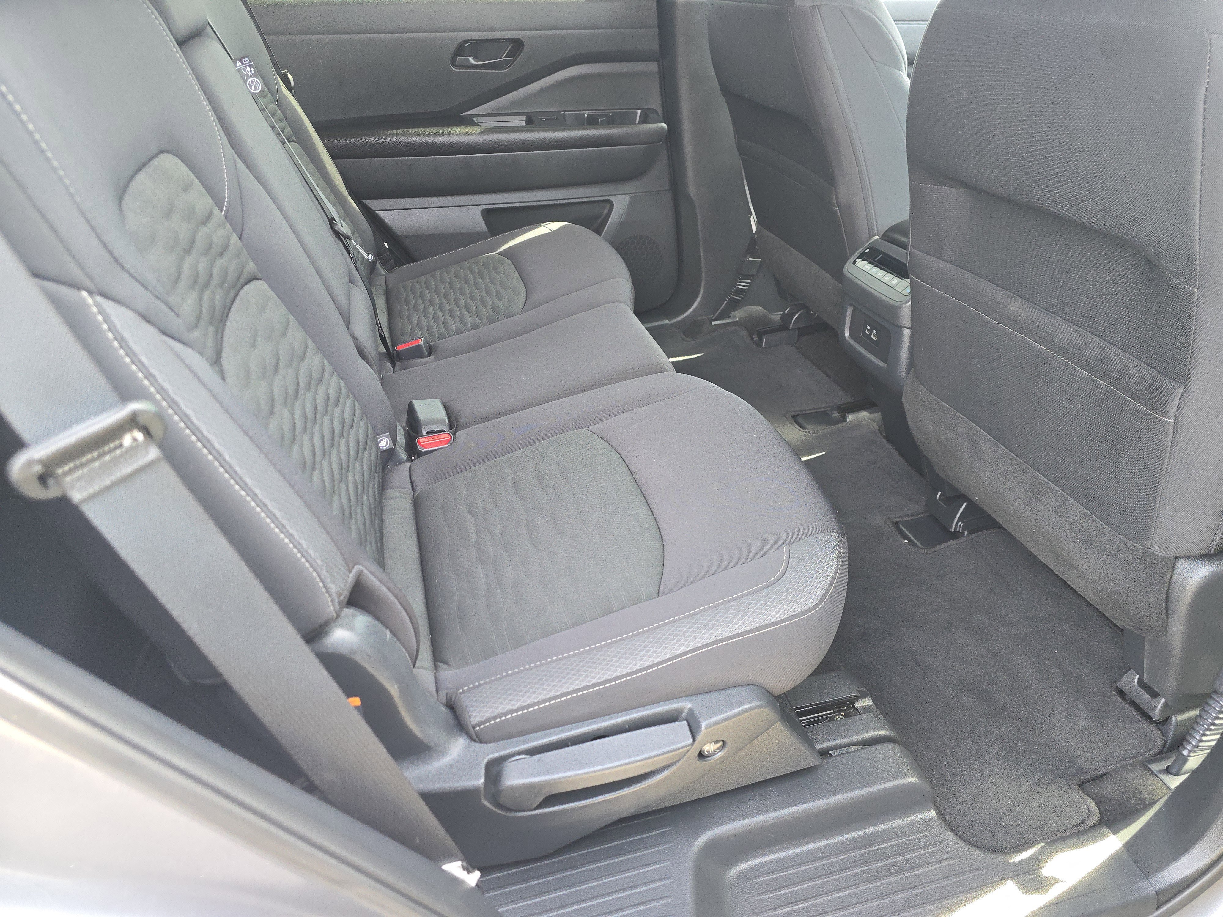 Used 2025 Nissan Pathfinder SV image 18