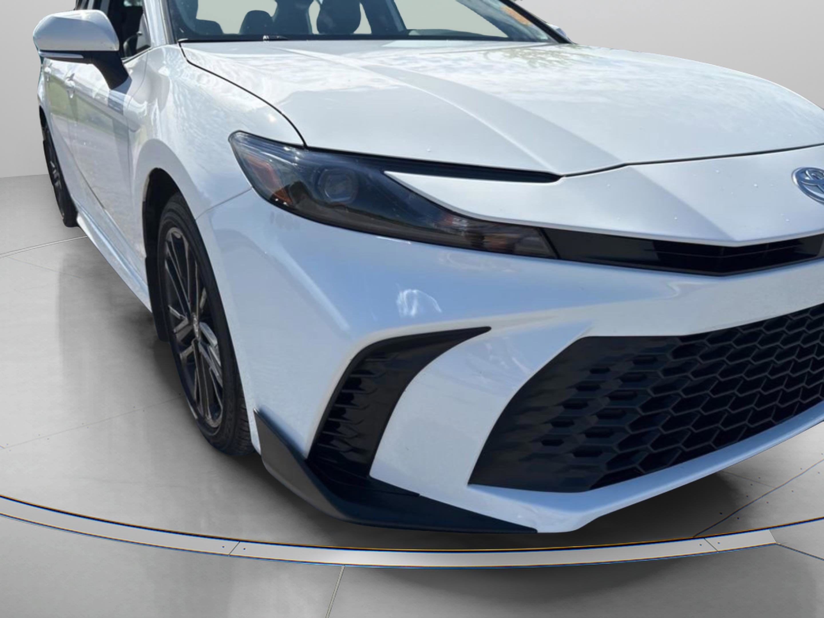 Used 2025 Toyota Camry SE image 2