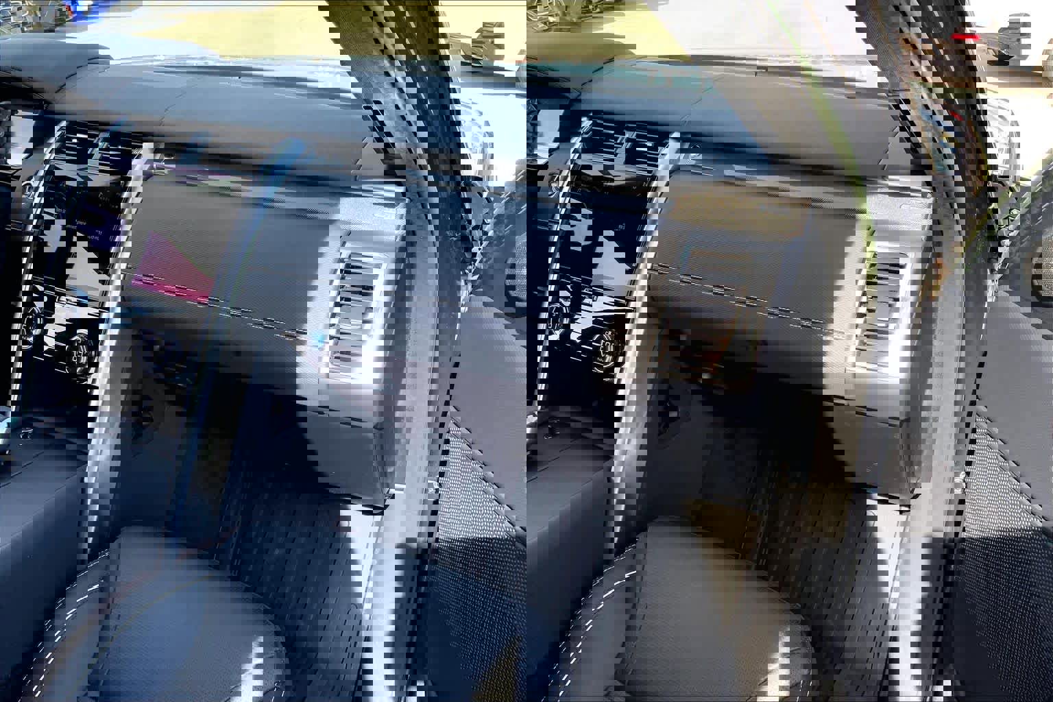 Used 2023 Land Rover Discovery Metropolitan Edition image 17