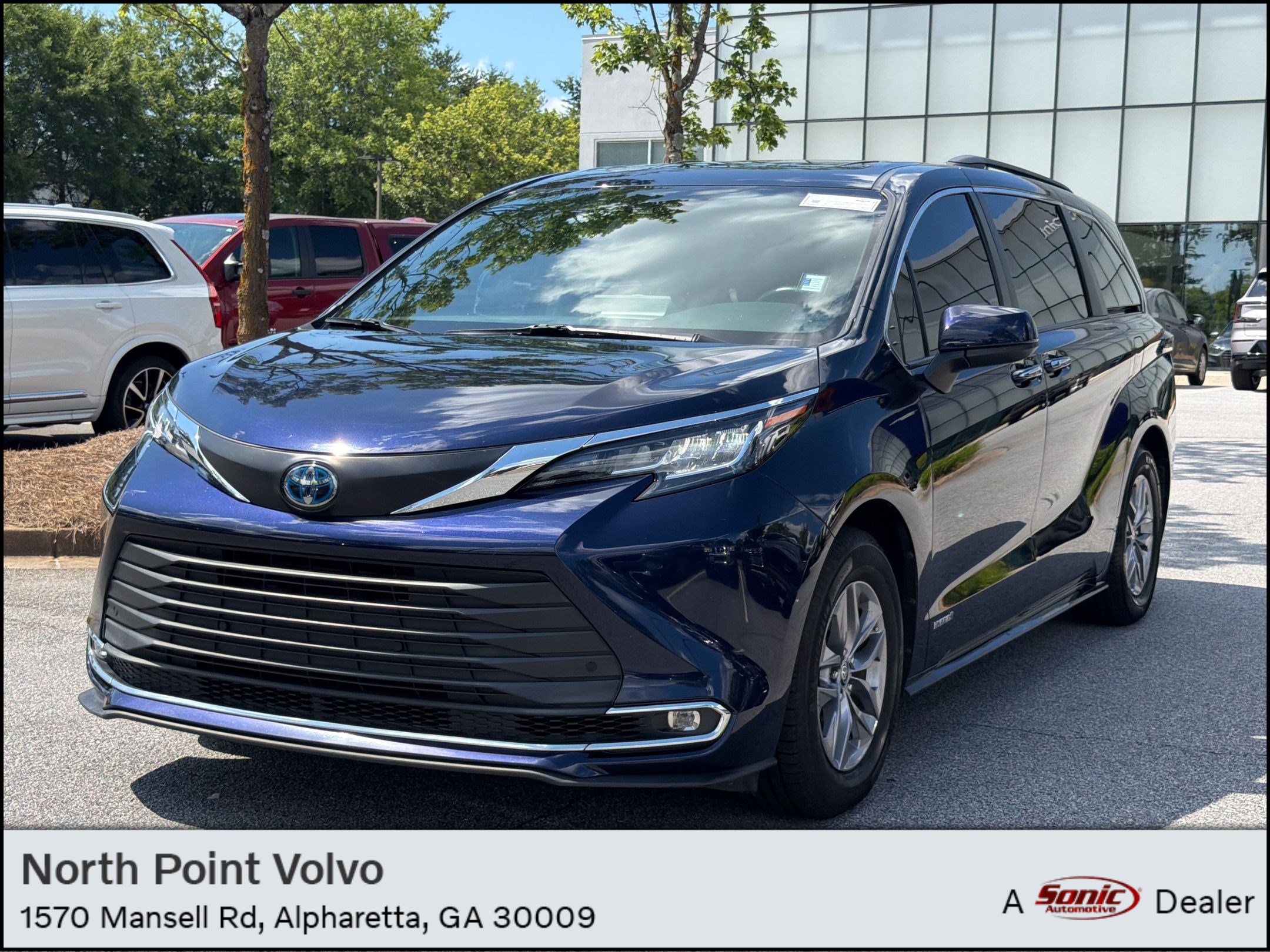 Used 2021 Toyota Sienna XLE FWD image 1