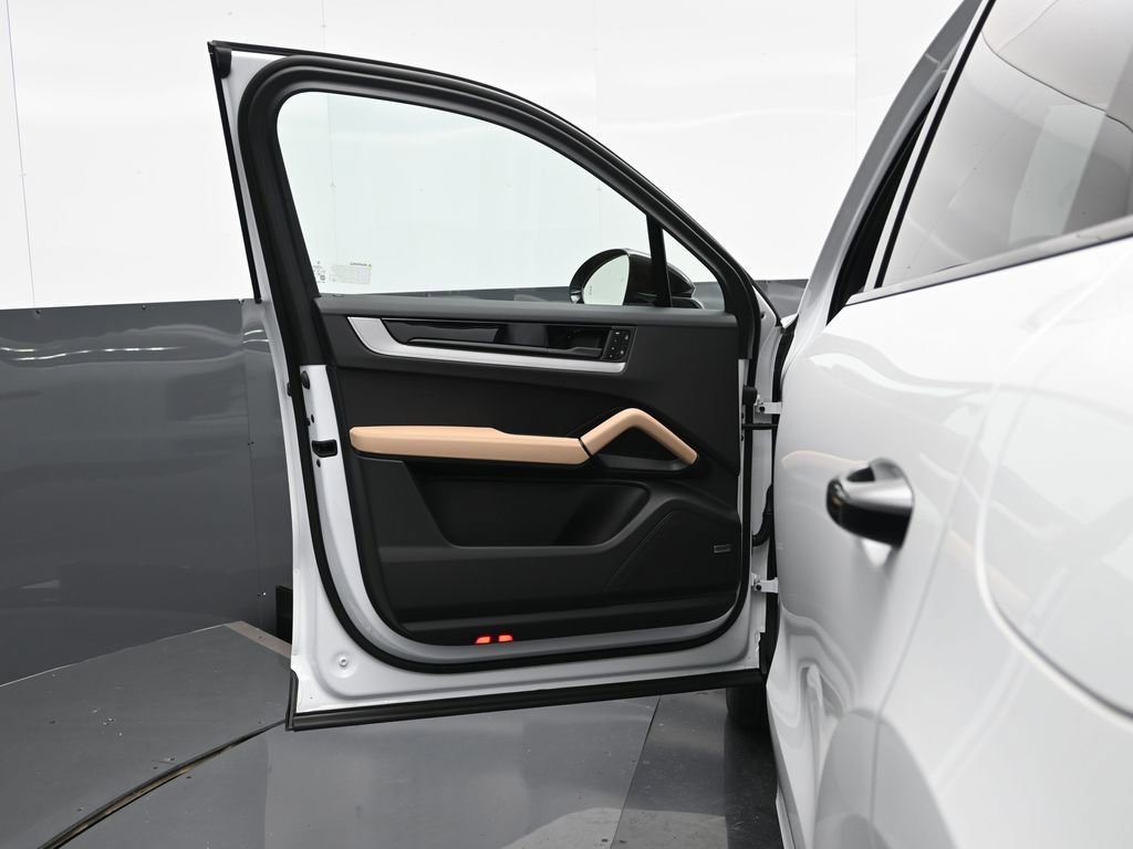 Used 2025 Porsche Cayenne E-Hybrid image 8