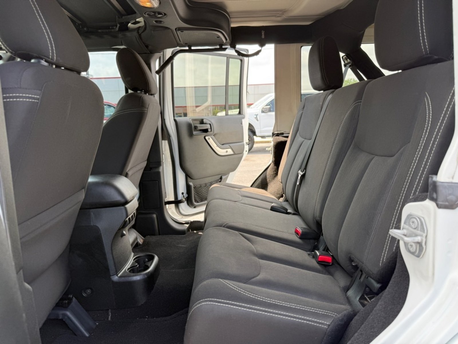 Used 2018 Jeep Wrangler Unlimited Sahara AWD/4WD image 28