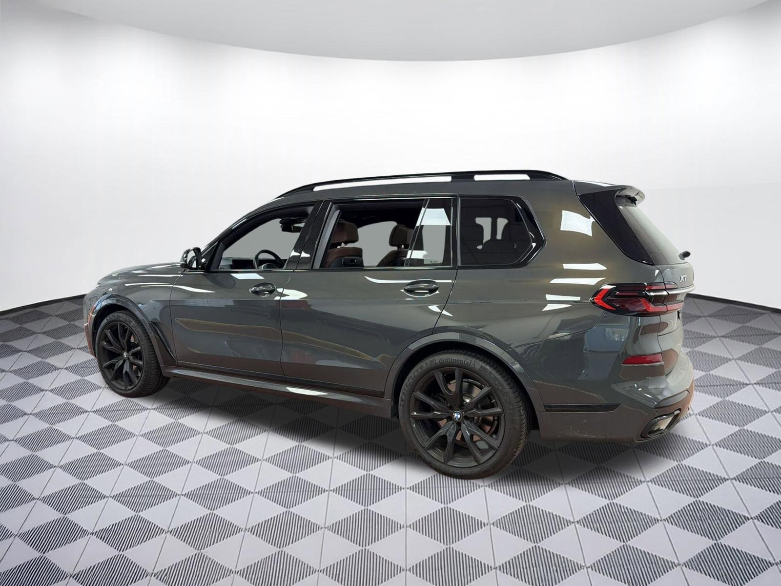 Certified 2023 BMW X7 xDrive40i w/ M Sport Package image 3