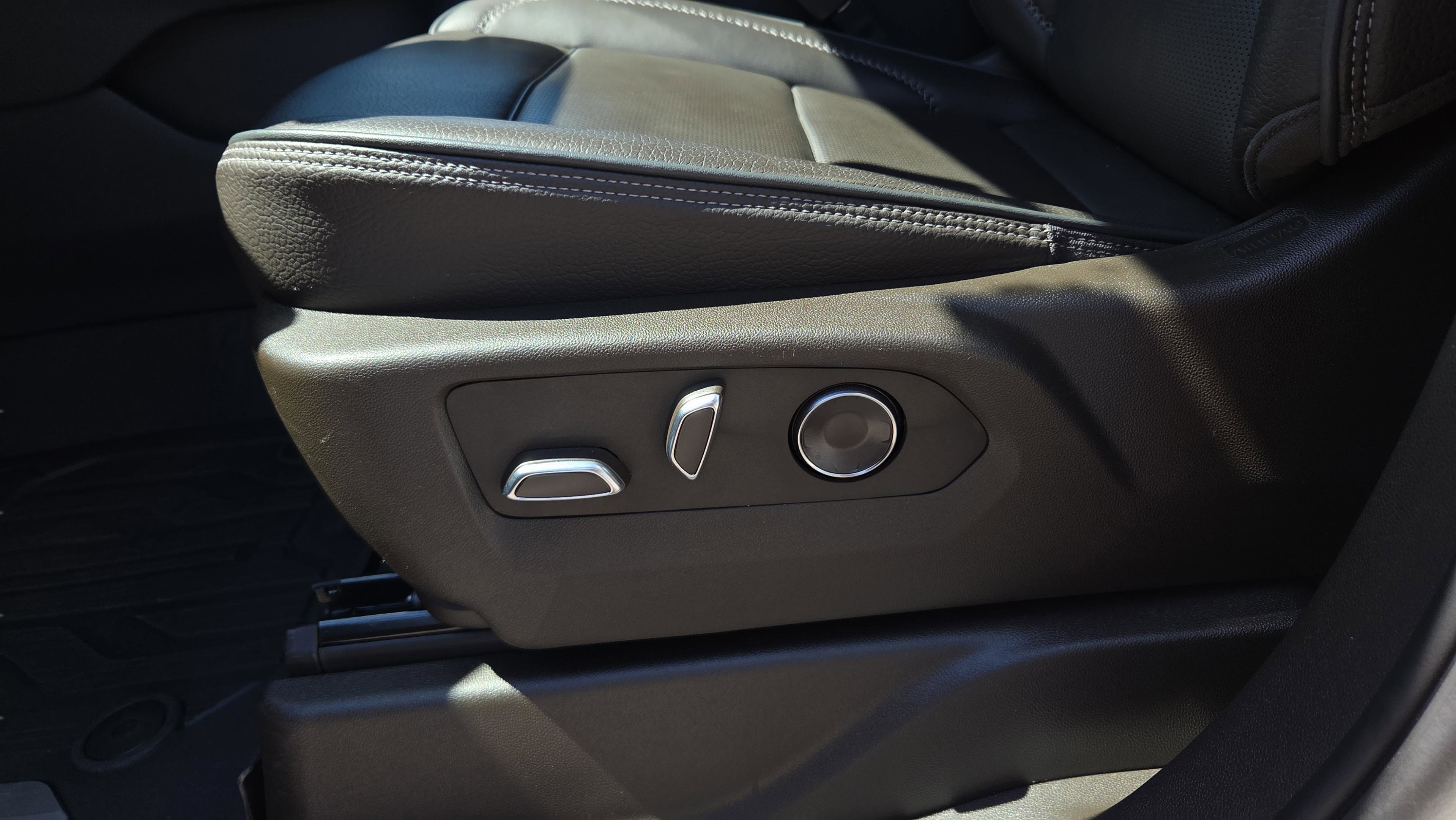Used 2024 GMC Yukon Denali RWD image 18