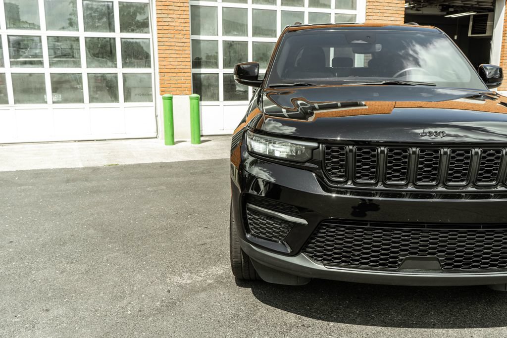 Used 2023 Jeep Grand Cherokee Altitude AWD/4WD image 27