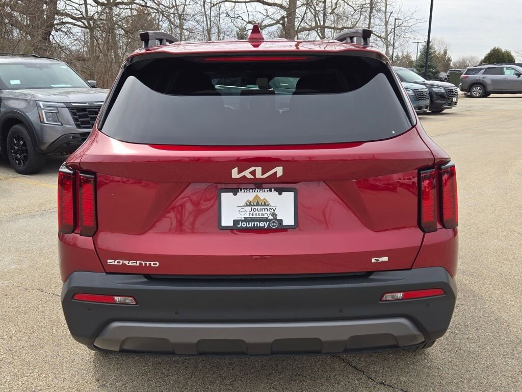 Used 2023 Kia Sorento S image 11