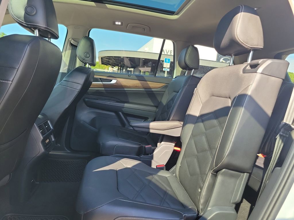 Used 2024 Volkswagen Atlas SE w/ Panoramic Sunroof Package FWD image 13