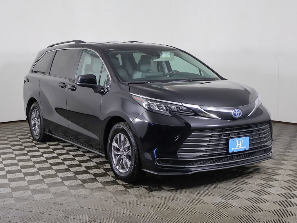 Used 2024 Toyota Sienna LE AWD/4WD image 2