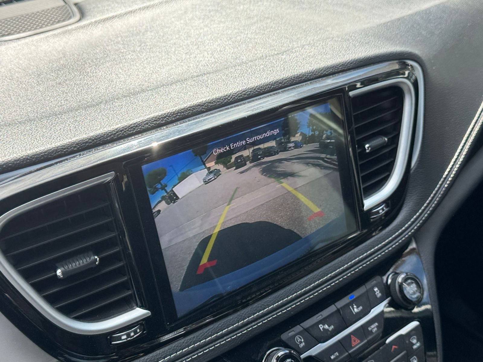 Used 2025 Chrysler Pacifica Limited FWD image 22