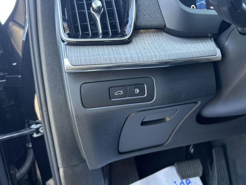Certified 2025 Volvo XC90 T8 Ultra image 17